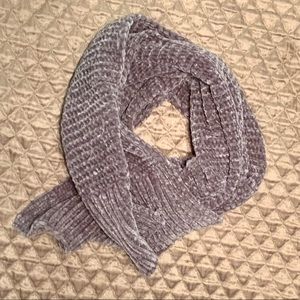 Gap cozy chenille scarf in gray, NWOT